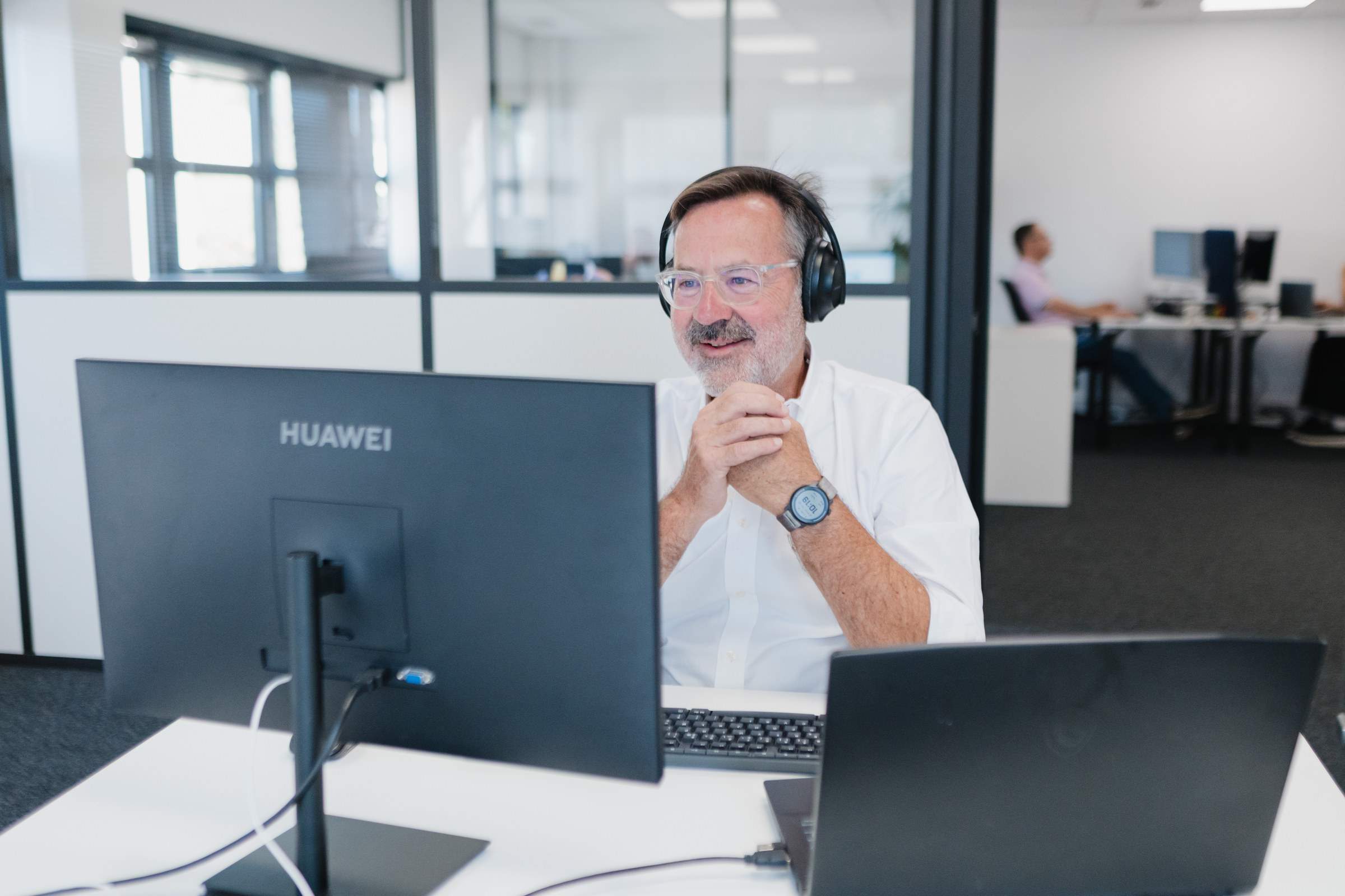 Jean-Luc Javelaud à son bureau, casque sur les oreilles, dans les locaux de Socic