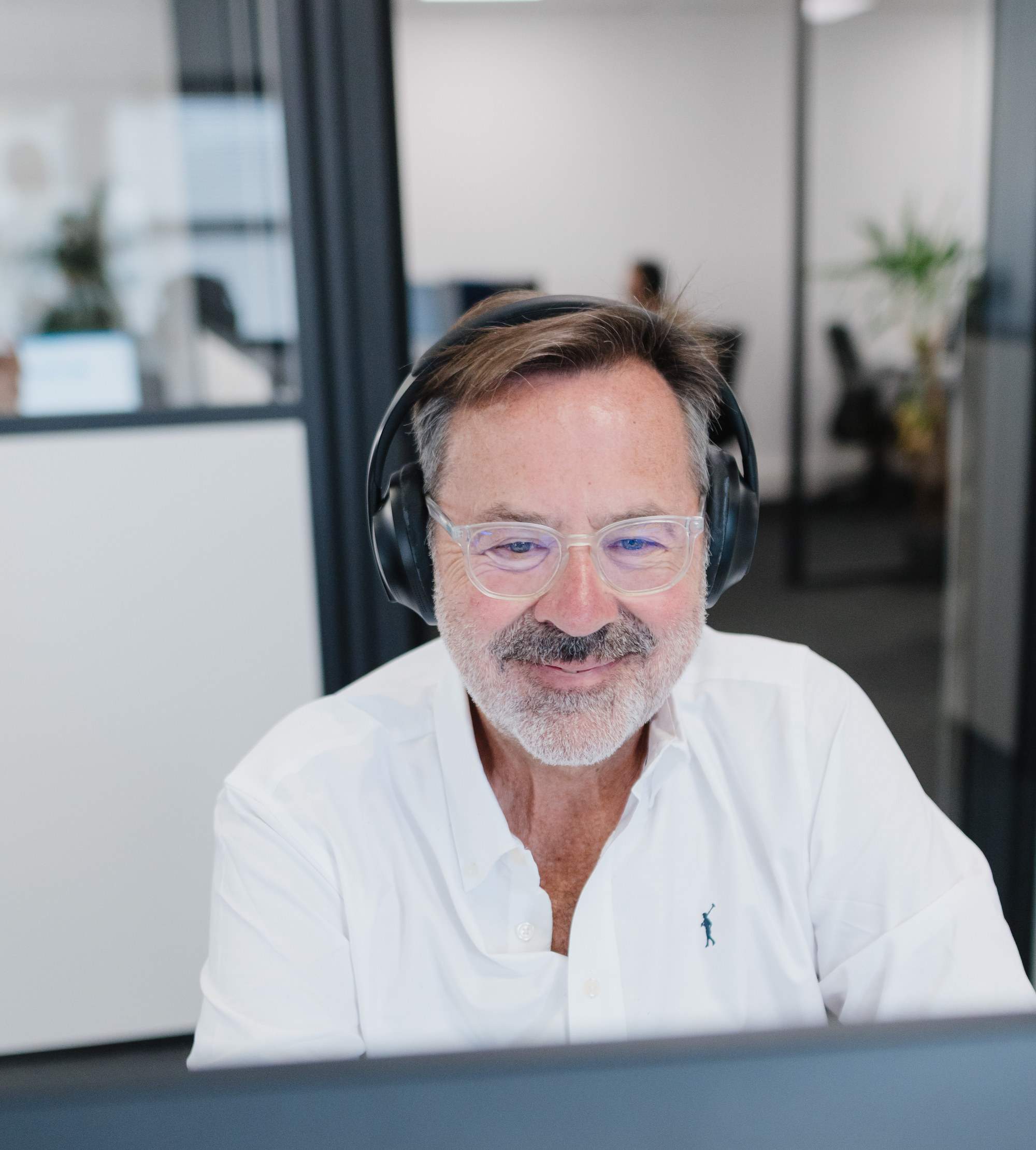 Jean-Luc Javelaud au travail, casque sur les oreilles, devant son écran