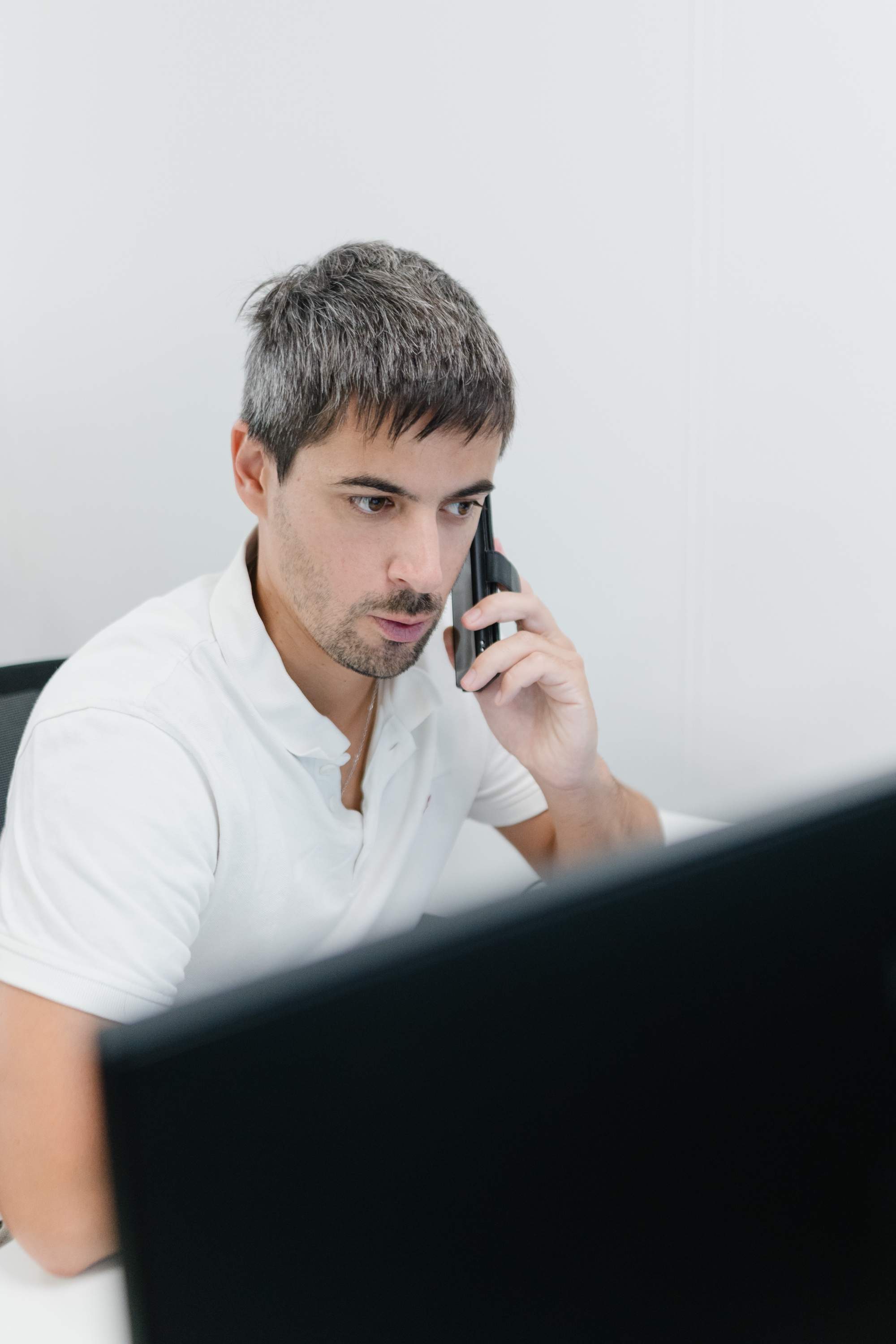 Un collaborateur Socic au téléphone, dans les bureaux du cabinet