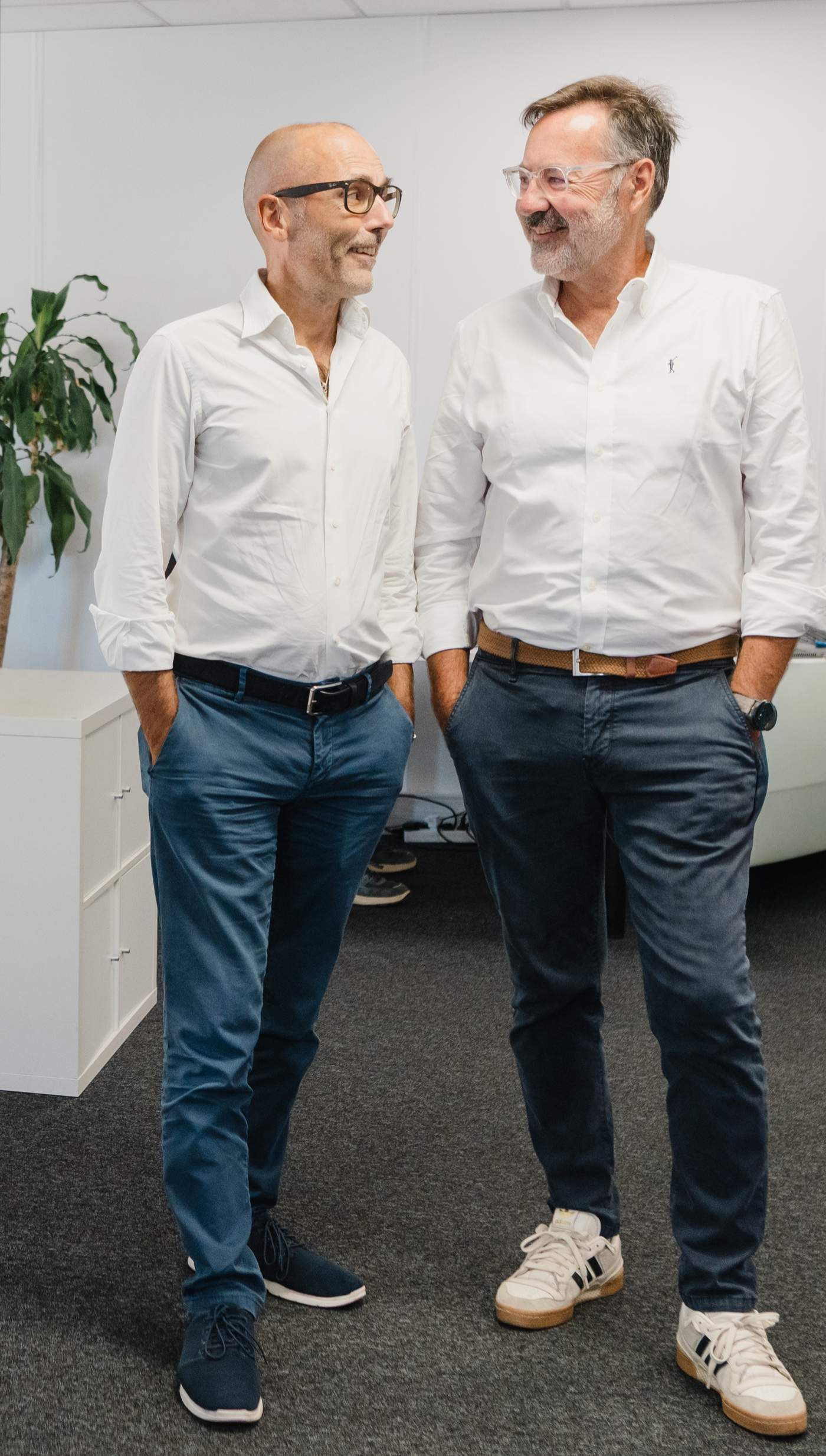 Jean-Luc Javelaud et un collaborateur dans les bureaux de Socic, à Six-Fours-les-Plages
